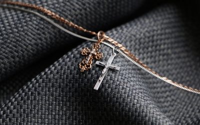 How to Choose the Perfect Cross Necklace for Your Style