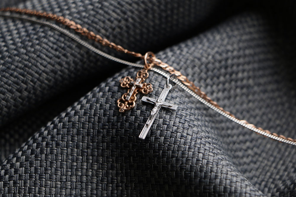 How to Choose the Perfect Cross Necklace for Your Style